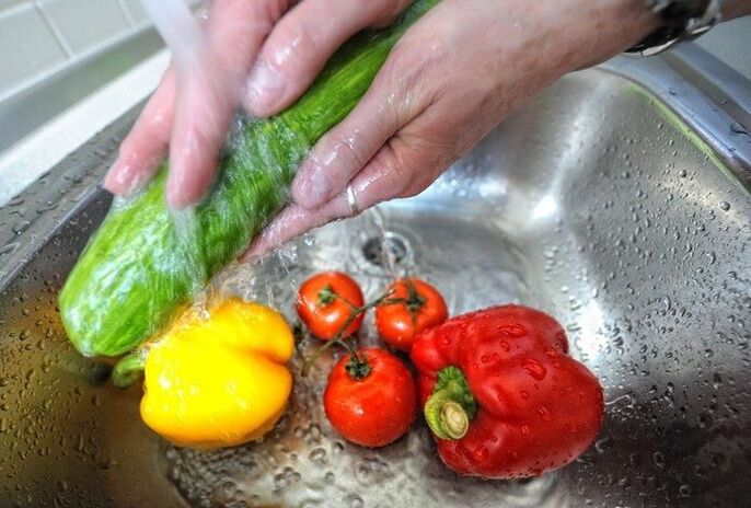 Infekzio parasitoak saihesteko, jan aurretik barazkiak garbitu behar dira.